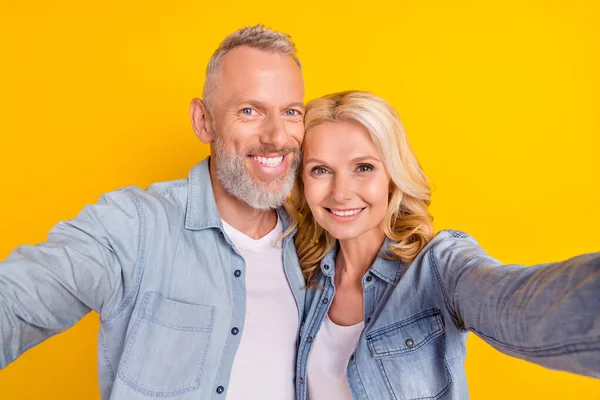 Φωτογραφία του ηλικιωμένου συζύγου ζευγαριού κάνουν selfie χαμόγελο καλή διάθεση απολαύσετε δροσερό απομονωμένο σε κίτρινο χρώμα φόντο — Φωτογραφία Αρχείου