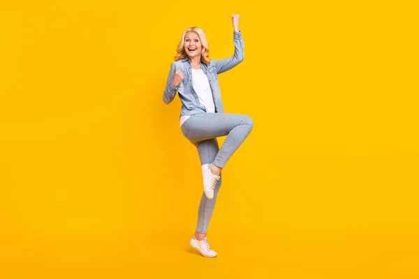 Full length φωτογραφία του χαρούμενα θετική ηλικιωμένη γυναίκα νικητής γιορτάσουν ζήτω απολαύσετε απομονωμένο σε κίτρινο χρώμα φόντο — Φωτογραφία Αρχείου