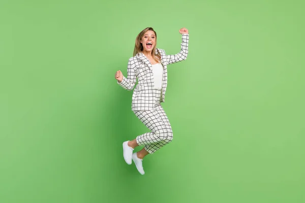 Comprimento total tamanho do corpo vista de atraente alegre menina sortuda pulando se divertindo isolado sobre fundo de cor verde brilhante — Fotografia de Stock