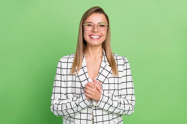 Porträtt av attraktiva glada elegant flicka expert specialist bär specifikationer skrattar isolerad över ljusgrön färg bakgrund — Stockfoto