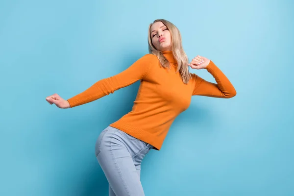 Foto de divertida linda dama joven usar suéter naranja bailando labios puché aislado color azul fondo — Foto de Stock