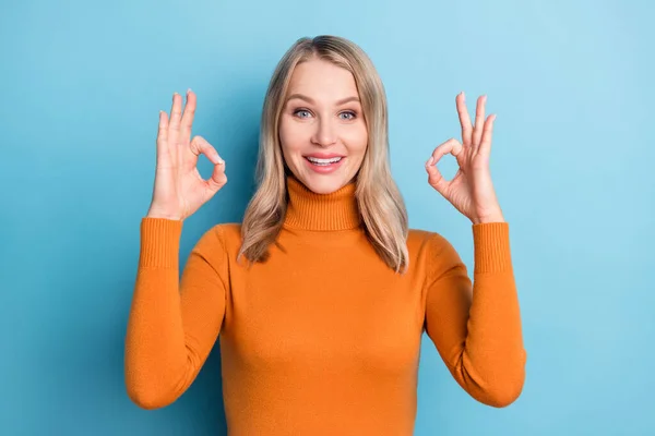 Foto de encantadora jovem alegre fazer dedos ok sinais recomendar isolado no fundo de cor azul — Fotografia de Stock