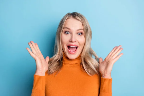 Foto de joven sorprendida mujer feliz levantan palmas noticias descuento aislado sobre fondo de color azul —  Fotos de Stock