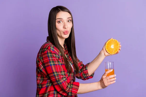 かなりブルネットのヘアドミレニアル女性のプロフィール写真オレンジジュースは、紫の色の背景に隔離された赤いシャツを着用します — ストック写真