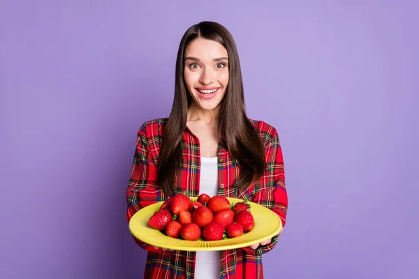 可愛い髪の若い女性の写真は、紫の色の背景に隔離された果物の摩耗赤いシャツを与える — ストック写真