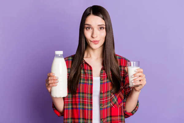 可爱的黑发女士喝牛奶的照片，她穿着红色衬衫，背景为紫色 — 图库照片