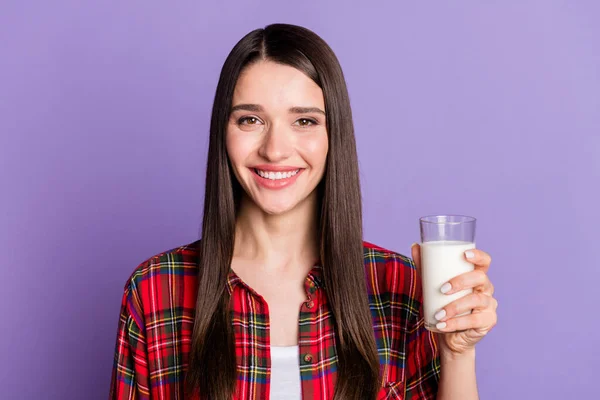 Foto de lindo peinado largo joven dama mantenga la leche usar camisa roja aislada sobre fondo de color violeta — Foto de Stock