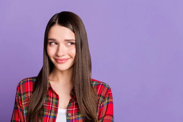 Foto de la hermosa morena peinado joven dama mirada espacio vacío usar camisa roja aislada sobre fondo de color púrpura — Foto de Stock