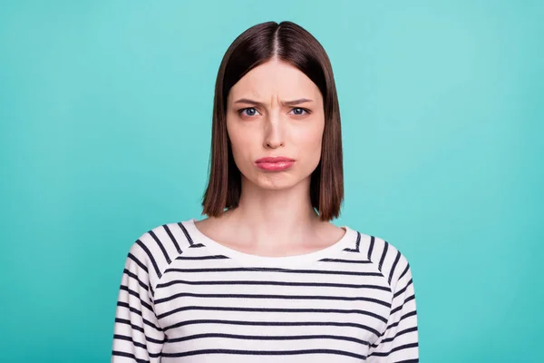 Foto van chagrijnige beledigde dame pruillip kijken camera dragen gestreept shirt geïsoleerd op turquoise achtergrond — Stockfoto