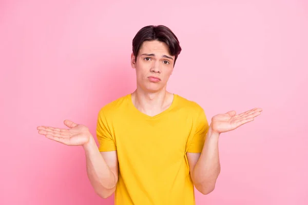 Foto van jonge man ongelukkig overstuur schouders geen antwoord verward denken bevraagd geïsoleerd over roze kleur achtergrond — Stockfoto