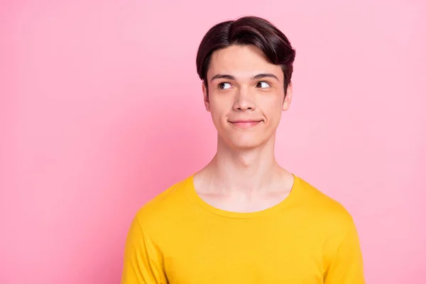 Zdjęcie marzycielski ładny młody facet ubrany żółty t-shirt patrząc puste miejsce uśmiechnięty odizolowany różowy kolor tła — Zdjęcie stockowe