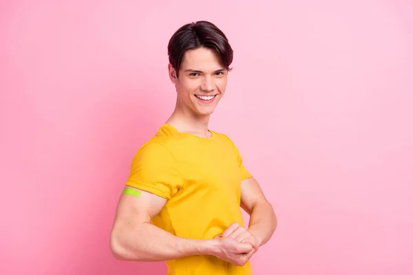 Photo of sweet strong young man wear yellow t-shirt ciemne okulary uśmiechnięte szczepienie wykonane odizolowane różowy kolor tła — Zdjęcie stockowe