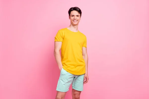 Zdjęcie młody przystojny facet szczęśliwy pozytywny uśmiech pewny siebie ręka w kieszeni casual strój odizolowany na różowy kolor tła — Zdjęcie stockowe