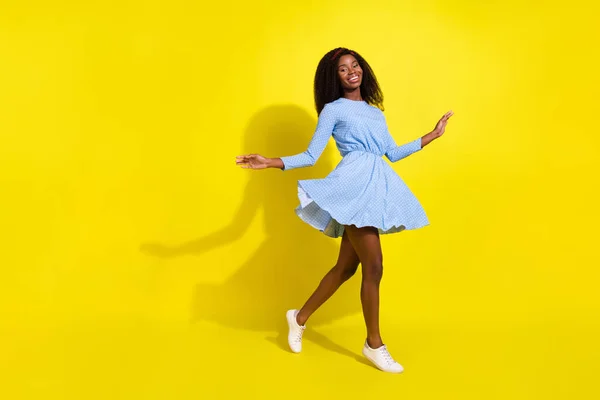 Teljes hosszúságú fotó édes fiatal barna frizura hölgy tánc viselet kék ruha elszigetelt sárga színű háttér — Stock Fotó