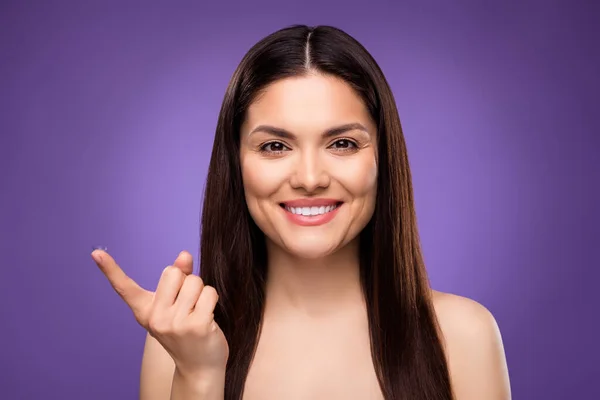 Retrato de menina de cabelos longos alegre atraente usando lentes de contato isoladas sobre fundo de cor violeta violeta brilhante — Fotografia de Stock