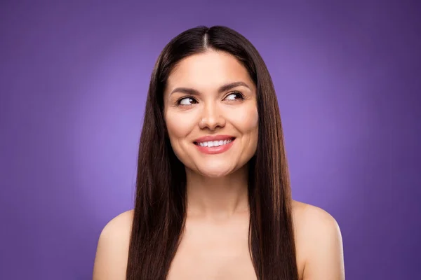 Foto de encantadora mujer madura feliz mirada espacio vacío suave piel impecable aislado sobre fondo de color púrpura — Foto de Stock