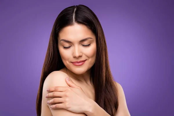 Porträt von attraktiven gesunden verträumten Frau umarmt sich Badezimmerhygiene isoliert über hell violett lila Farbhintergrund — Stockfoto