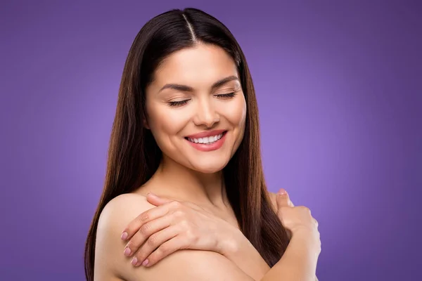 Porträt der attraktiven gesunden verträumt fröhliche Frau umarmt sich makellose Haut isoliert über hell violett lila Farbe Hintergrund — Stockfoto
