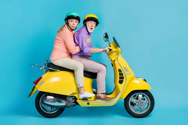 Porträt von zwei verblüfften älteren Rentnern auf Mopedschmolllippen Wochenende isoliert über hellblauen Farbhintergrund — Stockfoto