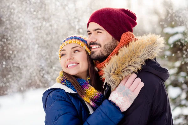 Φωτογραφία του χαρούμενου άντρα αρκετά θετική κυρία αγκαλιάζει φαίνονται ενδιαφέρονται πολύ πτώση χιόνι έχουν καλή διάθεση σε εξωτερικούς χώρους — Φωτογραφία Αρχείου