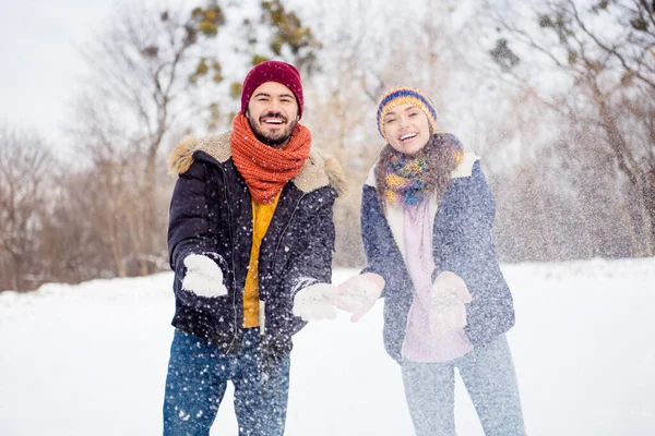 Porträtt av glad glad man nöjd söt dam händer kasta upp snö strålande leende njuta av helgen utomhus — Stockfoto