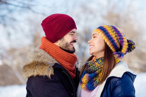 Profil porträtt av charmiga glada dam positiv stilig man ser varandra har gott humör utomhus — Stockfoto