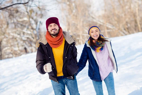 Φωτογραφία από ελκυστικό νεαρό ζευγάρι ευτυχής θετικό χαμόγελο πάει τα πόδια τρέχει πάρκο διασκεδάζουν χειμώνα Σαββατοκύριακο διακοπές χιόνι — Φωτογραφία Αρχείου