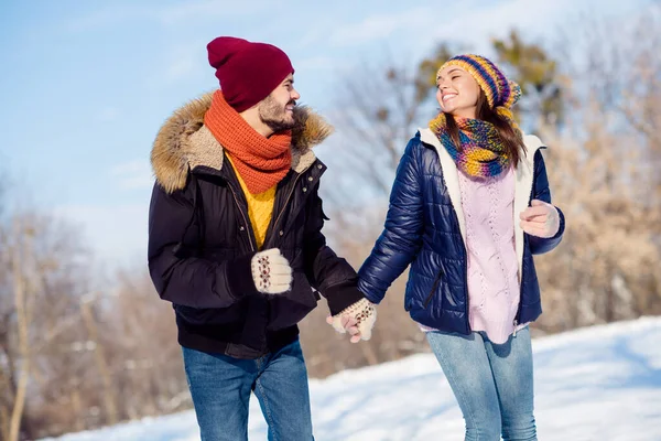 Φωτογραφία από ελκυστικό νεαρό ζευγάρι ευτυχισμένο χαμόγελο με τα πόδια πάρκο κρατήστε τα χέρια μαζί χειμερινές διακοπές χιόνι απολαύσετε — Φωτογραφία Αρχείου
