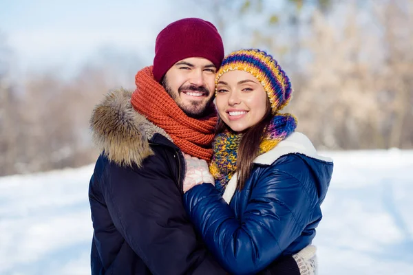 Profil sida foto av unga attraktiva par glad positiv leende dröm kram omfamna kärlek romantisk — Stockfoto