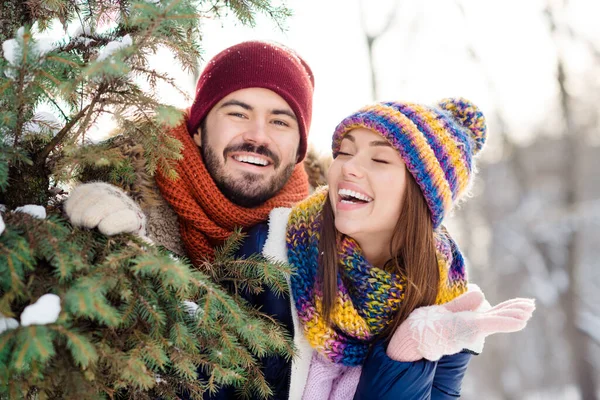 Φωτογραφία του νεαρού ενθουσιασμένοι ζευγάρι ευτυχής θετικό χαμόγελο διασκεδάστε απολαύσετε το χρόνο μαζί χειμώνα δάσος χιόνι δάσος — Φωτογραφία Αρχείου