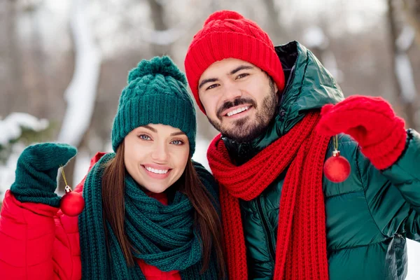 Genç ve çekici çiftin fotoğrafı. Mutlu mutlu gülümseme. Balolar, oyuncaklar. — Stok fotoğraf