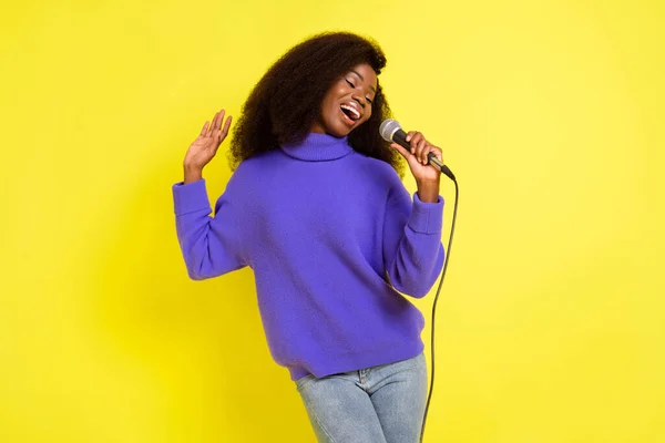 Fénykép elég sötét bőr hölgy kéz hold mikrofon ének jó hangulat elszigetelt sárga színű háttér — Stock Fotó