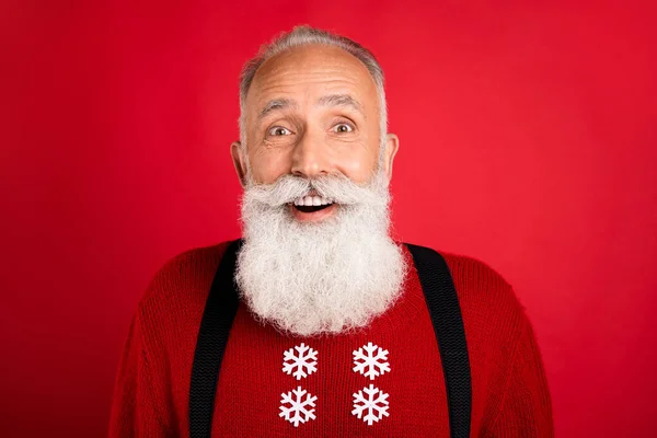 Mutlu yaşlı adam Noel Baba mucizesinin fotoğrafı kırmızı arka planda izole edilmiş iyi ruh halinin keyfini çıkar. — Stok fotoğraf