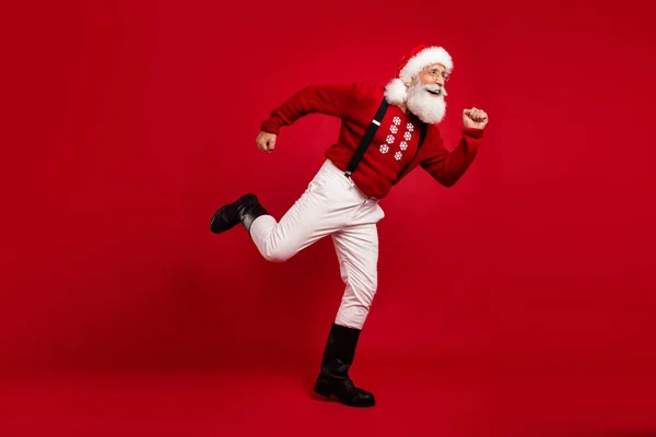 Profilo completo del corpo lato foto di allegro Babbo Natale felice positivo sorriso gestito stagione vendita negozio Natale isolato su sfondo di colore rosso — Foto Stock