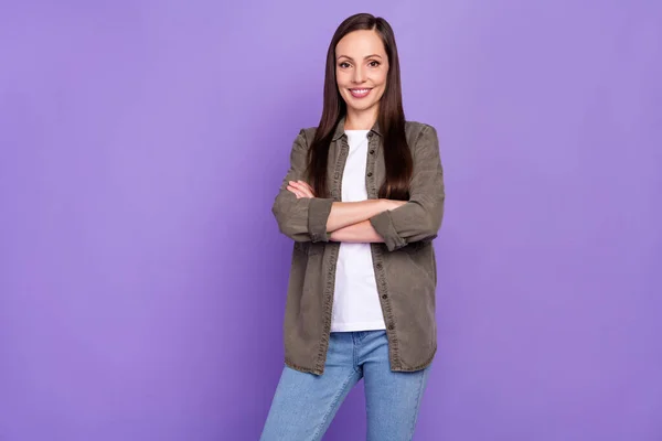 Photo portrait woman crossed hands smiling isolated pastel purple color background — Stock Photo, Image