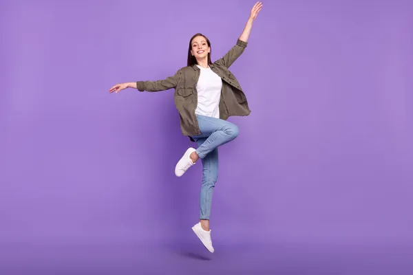 Longitud completa cuerpo tamaño foto sonriente mujer saltando hasta elegantemente aislado pastel violeta color fondo — Foto de Stock