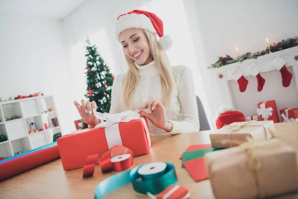 Çekici, mutlu, genç bir bayanın fotoğrafı. Xmas sezonu, telefon hediyelerini sarar, Noel 'i evde geçirir. — Stok fotoğraf