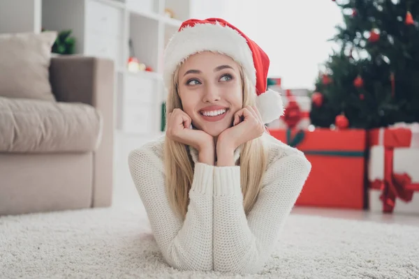 Φωτογραφία από ονειρεμένη χαρούμενη νεαρή γυναίκα ξαπλωμένη χαλί ματιά Απολαύστε τα Χριστούγεννα χαμόγελο σεζόν μέσα στο σπίτι — Φωτογραφία Αρχείου