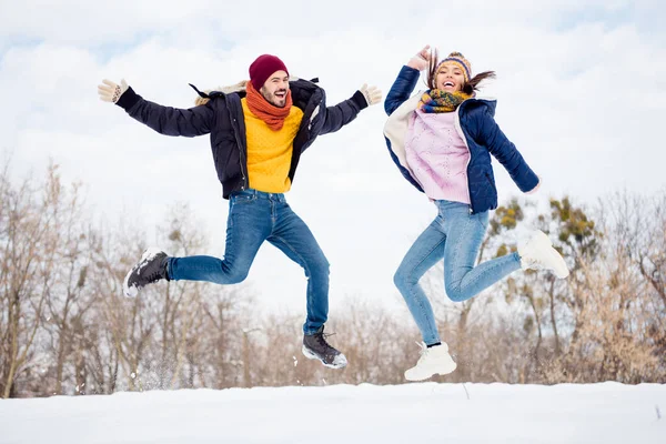 Πλήρες μέγεθος πορτρέτο του ανέμελος ενεργός άνθρωπος ενθουσιασμένος χαρούμενη κυρία jumping απολαύσετε το Σαββατοκύριακο χιονισμένη μέρα στο δάσος σε εξωτερικούς χώρους — Φωτογραφία Αρχείου