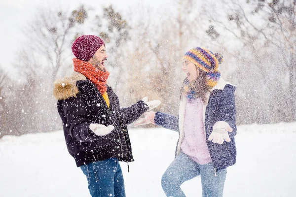 Porträtt av stilig kille ganska positiv dam armar kasta snö på varandra har gott humör i skogen utomhus — Stockfoto