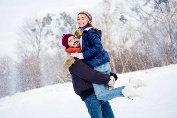 Retrato de duas pessoas despreocupadas alegres homem segurar em braços senhora radiante sorriso desfrutar de data de fim de semana ao ar livre — Fotografia de Stock