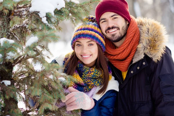 Genç ve çekici çiftin fotoğrafı mutlu pozitif gülücük ormanı karı koca kışı sever. — Stok fotoğraf
