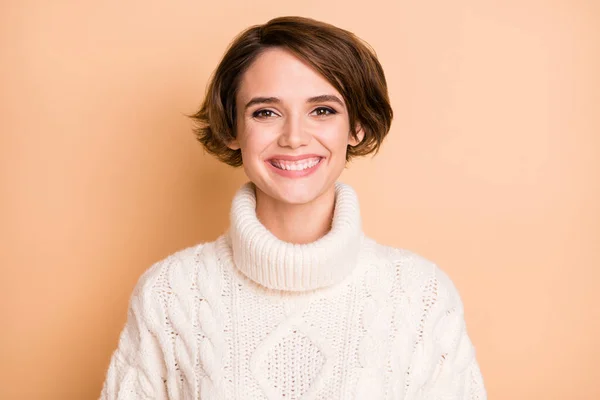 Fénykép boldog csinos csinos fiatal nő sugárzó mosoly jó hangulat elszigetelt pasztell bézs színű háttér — Stock Fotó