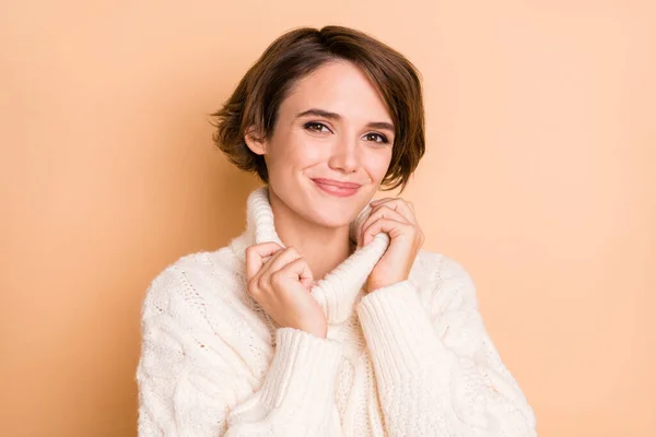 Foto retrato de chica bonita con peinado bob sonriendo en suéter de punto blanco aislado sobre fondo color beige pastel —  Fotos de Stock