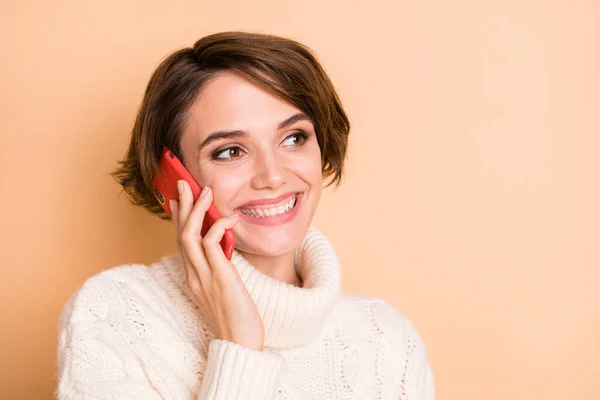 Fénykép portré női diák keres copyspace beszél mobiltelefon mosolygó elszigetelt pasztell bézs színű háttér — Stock Fotó