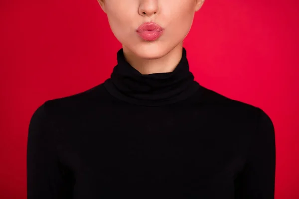 Foto recortada de los labios enfurecidos chica joven enviar aire beso cosmetología procedimiento rellenos aislados sobre fondo de color rojo —  Fotos de Stock