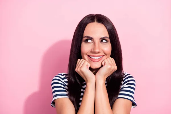 Retrato de menina alegre curioso atraente criando espaço de cópia solução isolado sobre fundo cor pastel rosa — Fotografia de Stock