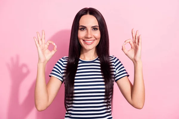 Retrato de atractiva mujer de pelo largo alegre mostrando doble dos ok-signo aislado sobre fondo de color rosa —  Fotos de Stock