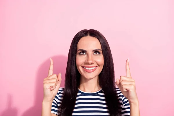 Retrato de mulher alegre atraente mostrando demonstrando a decisão solução anúncio isolado sobre fundo cor pastel rosa — Fotografia de Stock