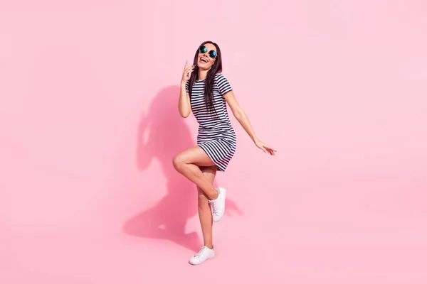 Full length body size photo of pretty girl smile in sunglass dancing at party in summer απομονωμένο σε παστέλ ροζ χρώμα φόντο — Φωτογραφία Αρχείου